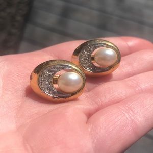 Beautiful vintage gold colored metallic and pear earrings screw back, clip on